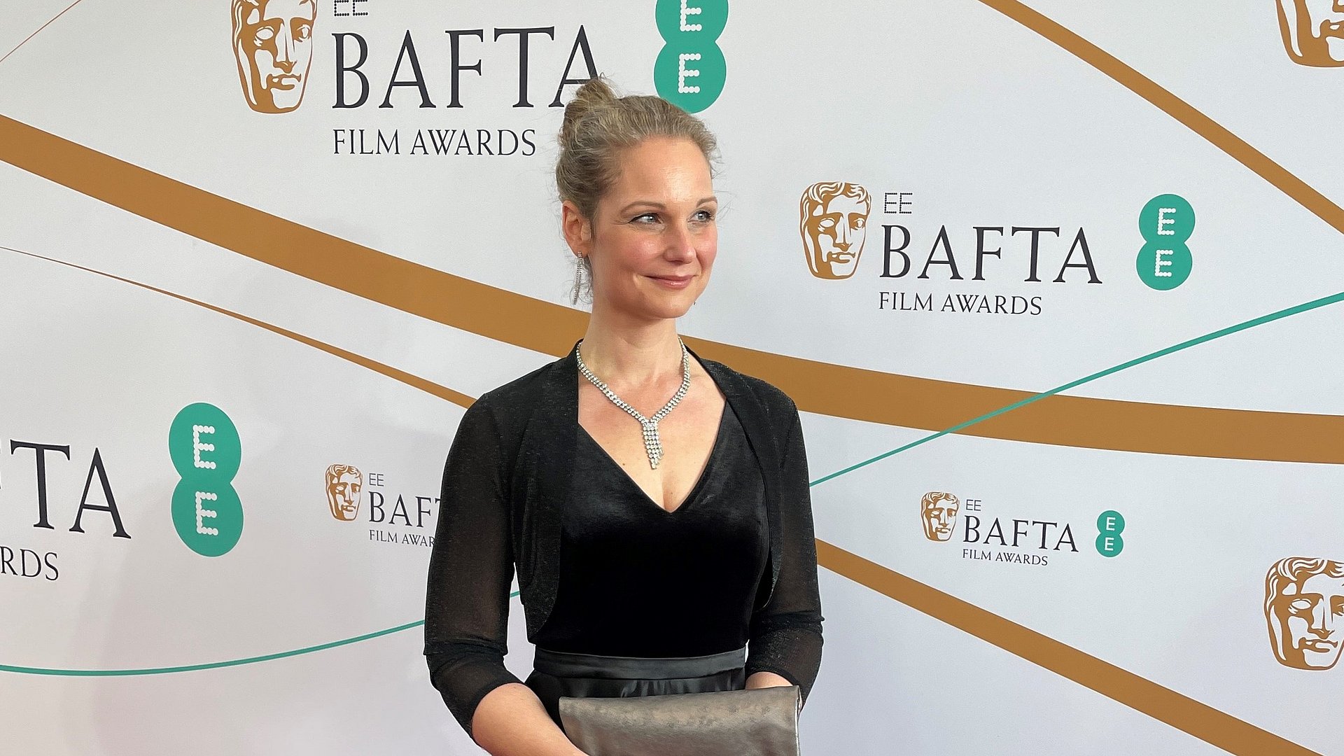 Bei der BAFTA-Verleihung wurde „Im Westens nichts Neues“ als bester Film ausgezeichnet. Als Teil des Art Departments war Prof. Waleska Defne Leifeld mit dabei. Kurze Zeit später folgte der Oscar-Gewinn - Bild: Stefanie Butscheidt